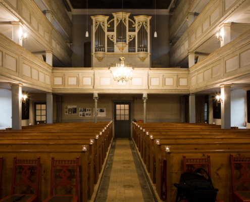 Kirchenschiff Marbach - Blick zur Orgel